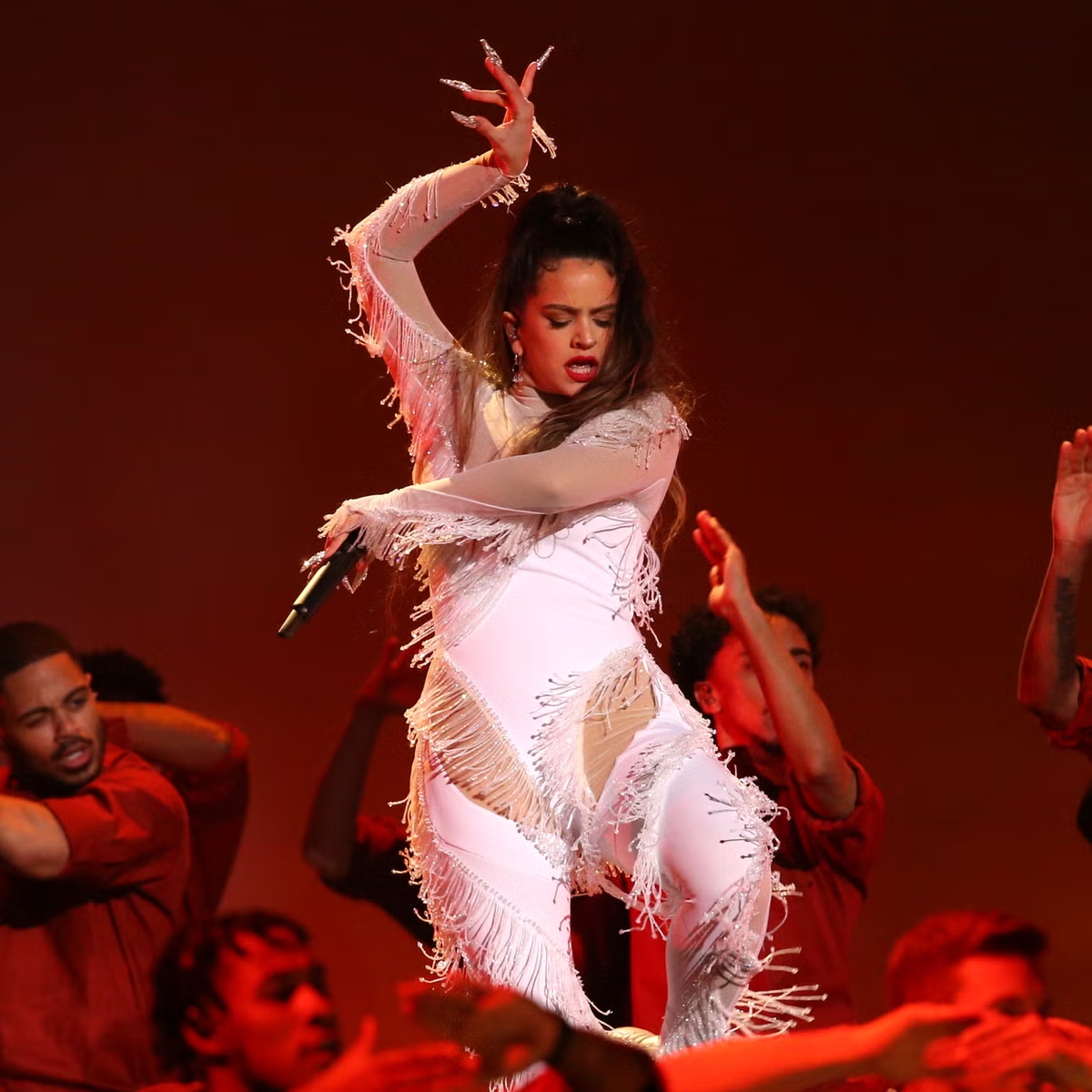 Rosalía en una pose artística que representa su evolución musical